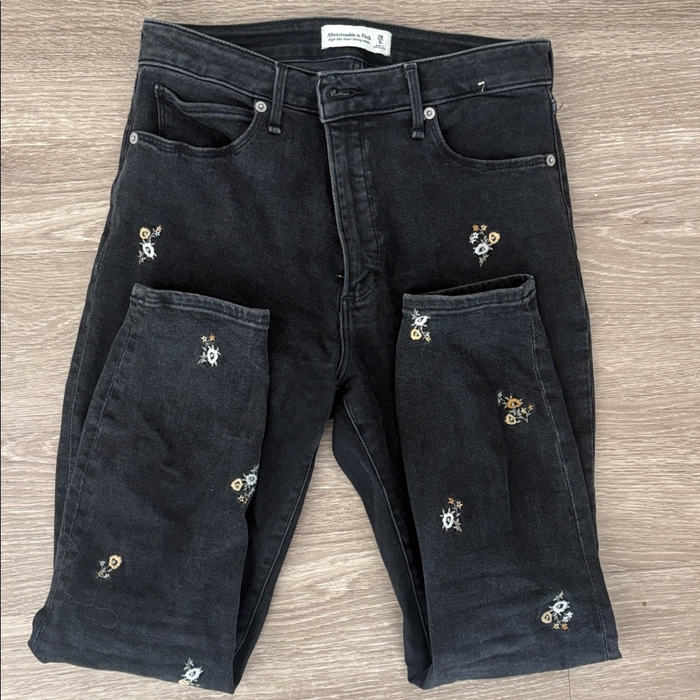 Abercrombie Embroidered Flower Jeans- 6 short